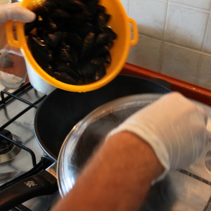 Mussels in frying pan