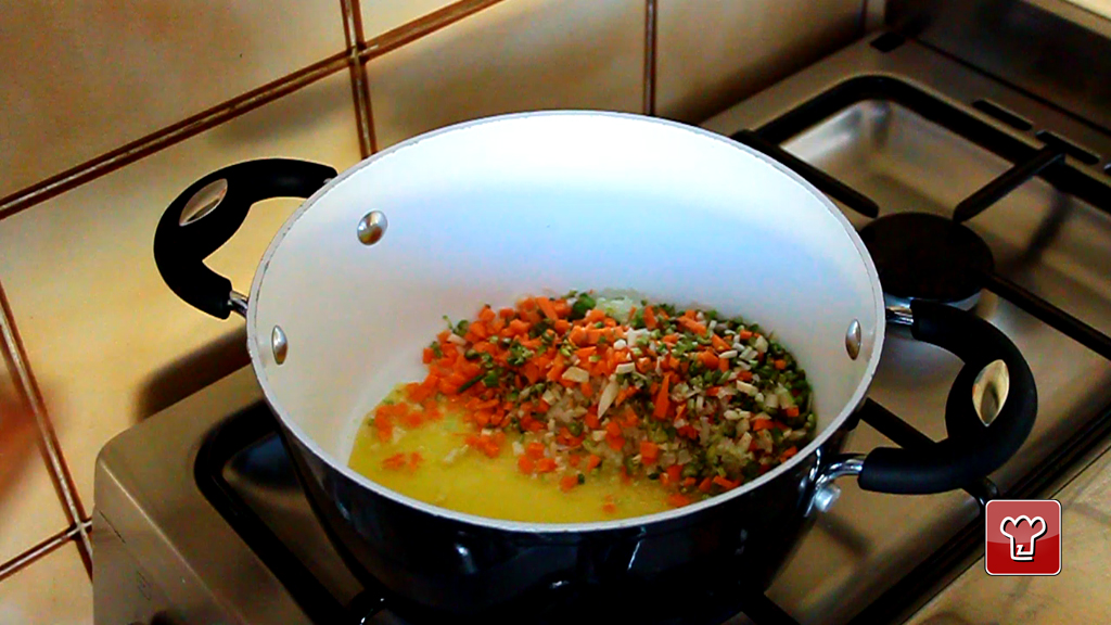 Soffriggere il battuto di sedano carota cipolla e sedano rapa