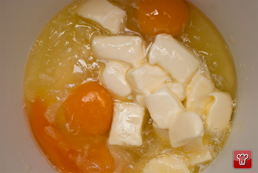 Mescolare uova, zucchero e burro