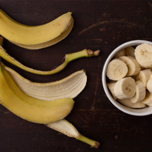 Die Bananen schälen