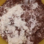 Mezclar la harina, el cacao y el polvo de hornear.