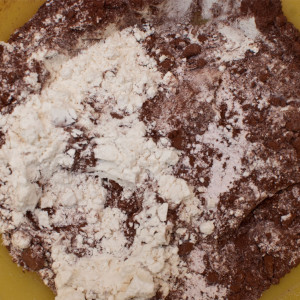 Das Mehl, Kakao und Backpulver mischen