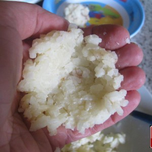 Verarbeiten Sie den Reis mit den Händen