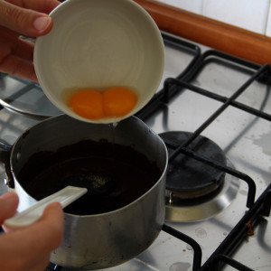 Preparazione della mousse al cioccolato