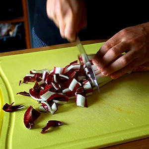 Couper la salade de Trévise en morceaux.