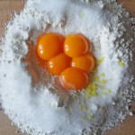 Mehl und Eier kneten