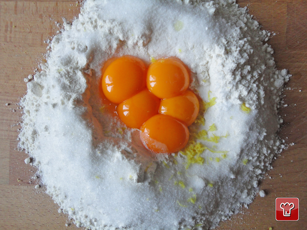 Pétrir la farine avec les œufs