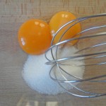 Batir las yemas de huevo con el azúcar.