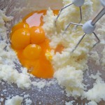 Batir la mantequilla, el azúcar y los huevos