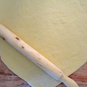 Abaisser la pâte à une épaisseur de ½ cm