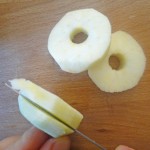 Cortar las manzanas en rodajas.
