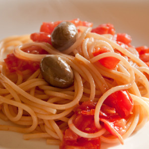 Espaguetis con tomates cherry