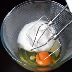 Mixare uova e zucchero