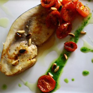 Gegrillter Schwertfisch mit konservierten Tomaten und Pinienkernen