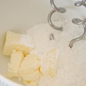 Batir la mantequilla con el azúcar