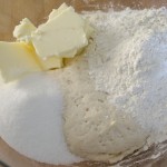 Pétrir avec la farine, le sucre et le beurre