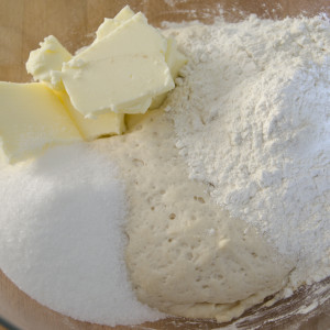 Knead flour, sugar and butter