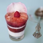 Mousse di yogurt bianco con marmellata di petali di rosa, litchi e coulis di lamponi 
