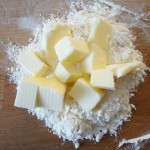 Formar una masa con mantequilla y un poco de harina