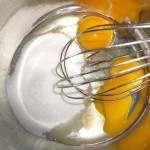 Batir los huevos con el azúcar.