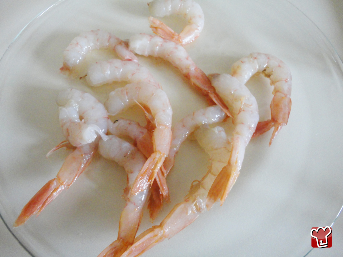 Peel and devein shrimps. 
