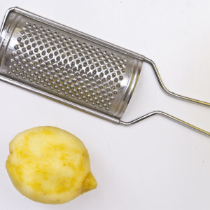 Zitronenzest zerreiben