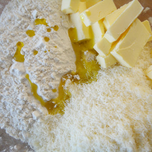 Combine la mantequilla, el queso y el aceite
