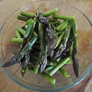 Cut the asparagus in dices