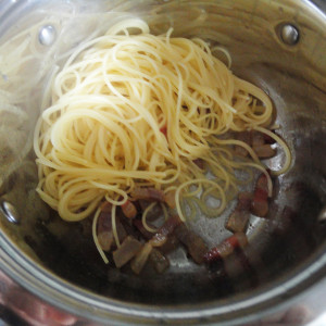 Ajouter les spaghettis dans la poêle