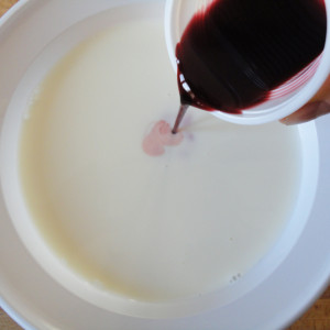 Añadir el almíbar a la leche restante.