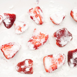 Die Erdbeeren mit Mehl beschichten