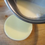 Combina la crema con la leche condensada