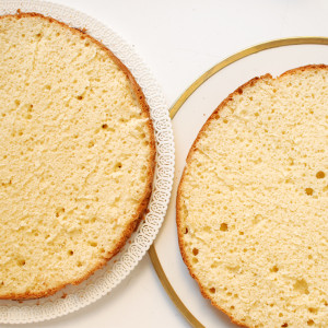 Cortar el pastel en dos.