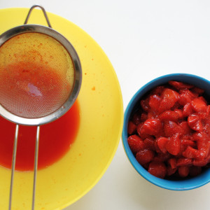 Entfernen Sie die Erdbeeren aus ihren Säften