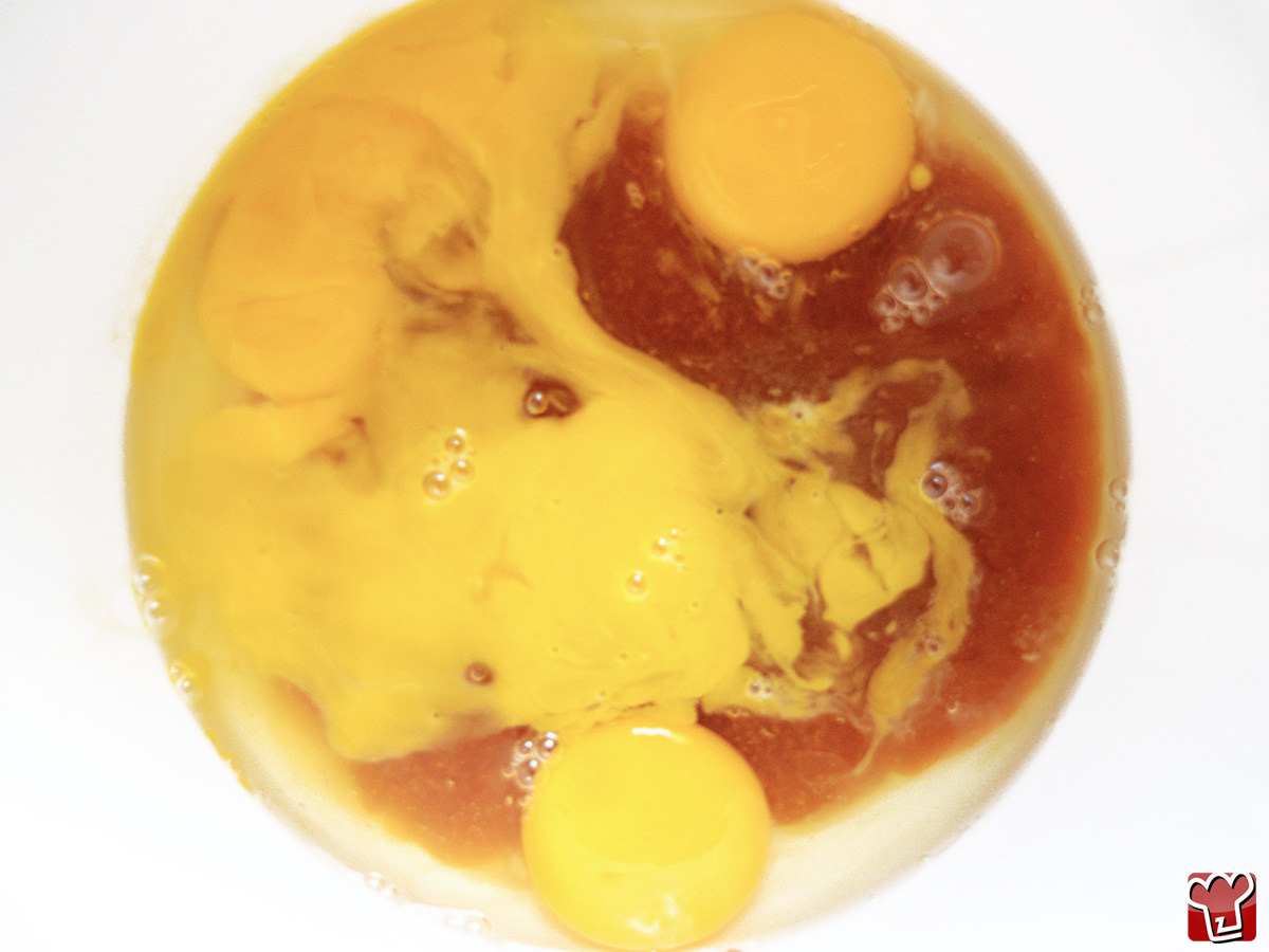 Mezclar los huevos y la miel