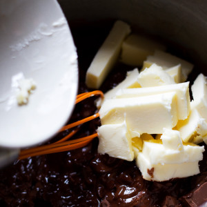Kombinieren Sie Butter und Schokolade