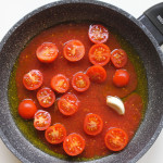 Salsa de tomate y tomates cherry