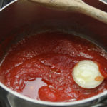 Cuece la salsa sazonando con un poco de cebolla