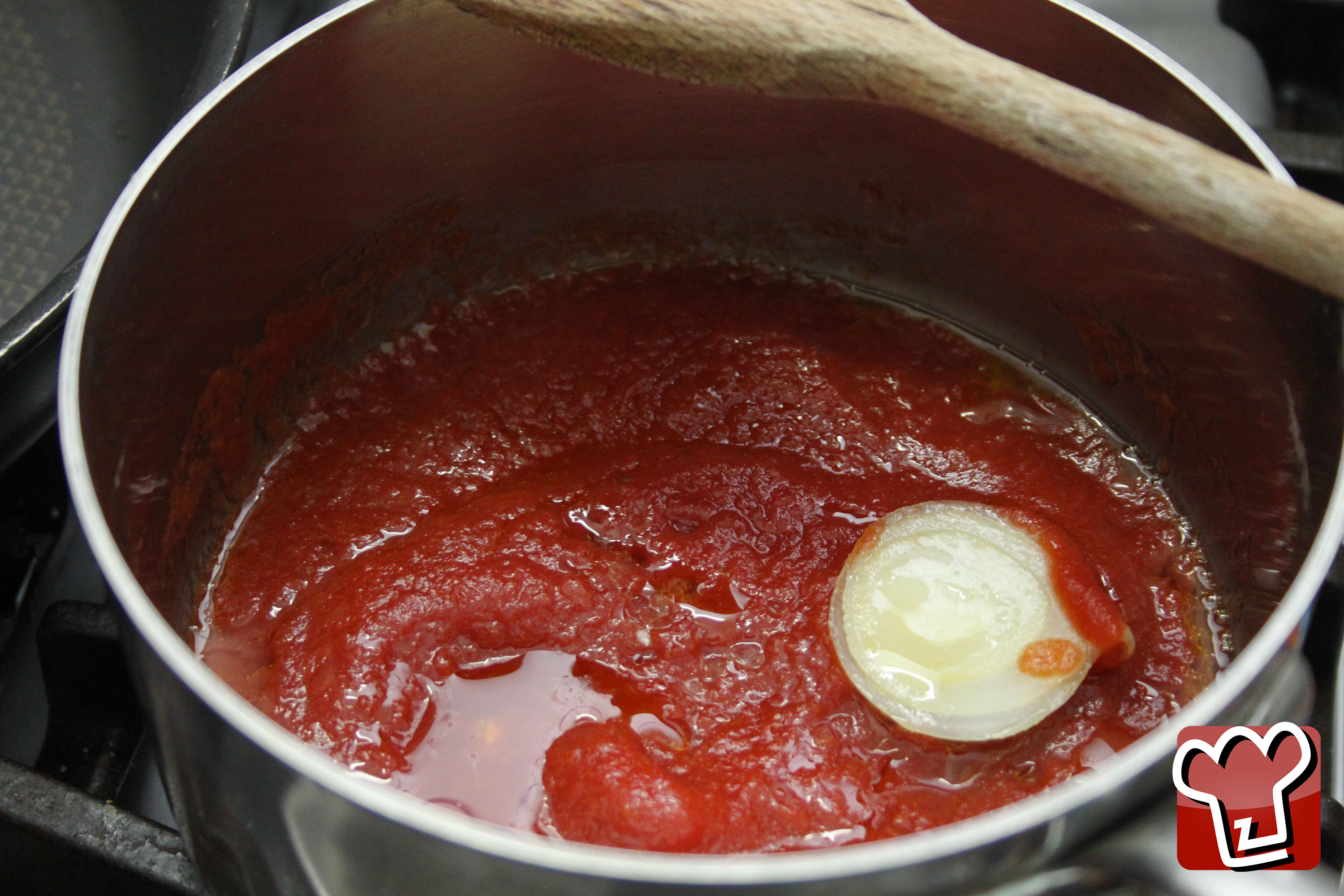 Cuire l'assaisonnement de la sauce avec un peu d'oignon