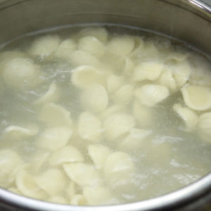 Cuocere la pasta in acqua bollente salata