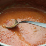 Gießen Sie die Ricotta-Sauce in die restliche Sauce