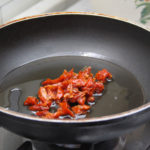 Poner los tomates en un poco de aceite en la sartén.