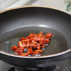 Mettre les tomates dans un peu d'huile dans la poêle